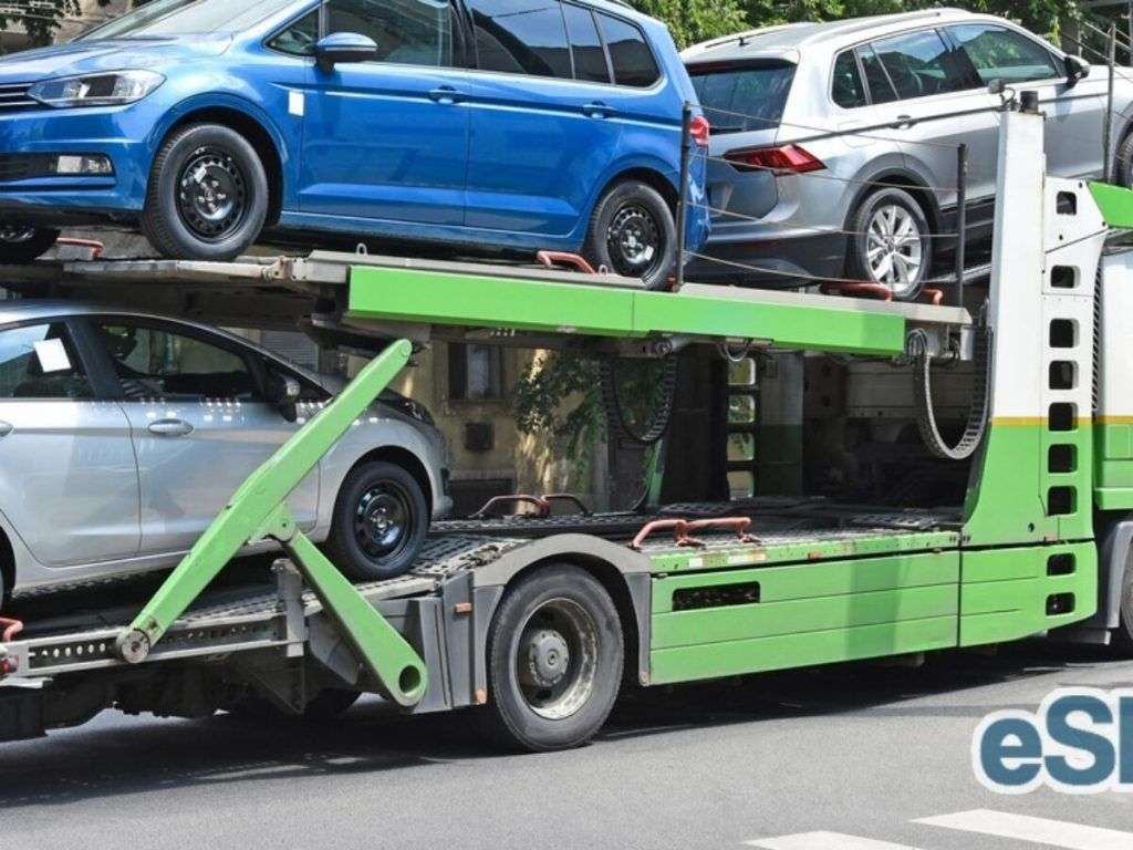 What are the risks of transporting a car from the USA to Canada?